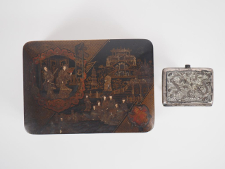 Vente aux enchères Coffret 1900 en bois laqué de style Extrême-Orient à décor de personna