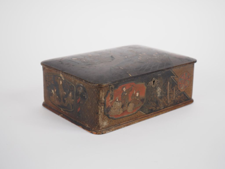 Coffret 1900 en bois laqué de style Extrême-Orient à décor de personna