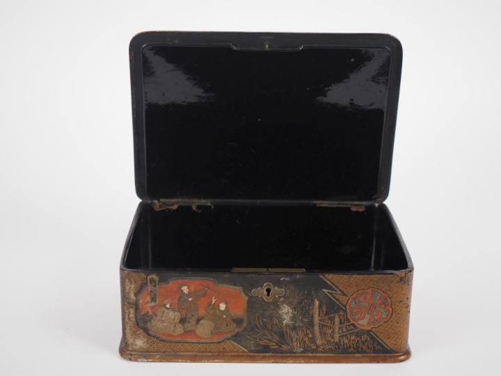 Coffret 1900 en bois laqué de style Extrême-Orient à décor de personna