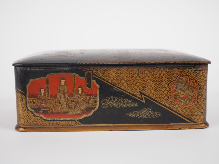 Coffret 1900 en bois laqué de style Extrême-Orient à décor de personna