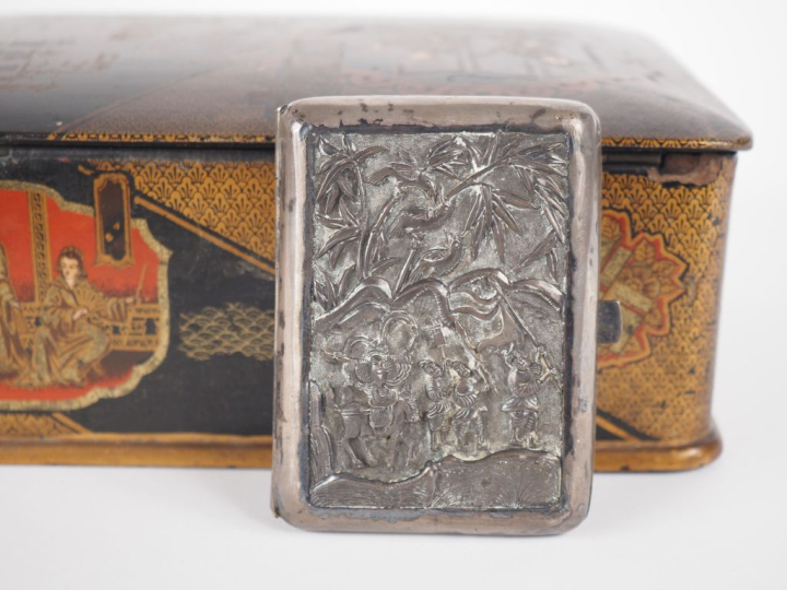Coffret 1900 en bois laqué de style Extrême-Orient à décor de personna