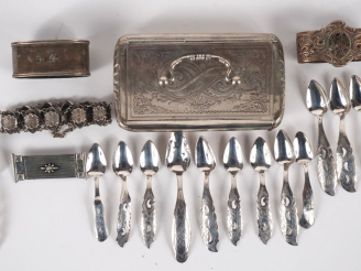Vente aux enchères Ensemble en argent comprenant :  - 13 différentes petites cuillères à 