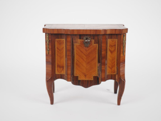 Vente aux enchères Coffret à bijoux en forme de commode Transition à décor en marqueterie
