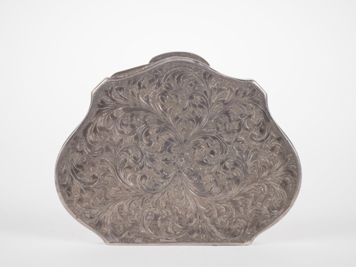 Poudrier 1900 de style Louis XV en argent, intérieur à fond de glace. 