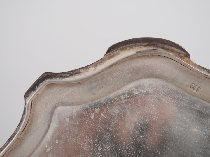 Poudrier 1900 de style Louis XV en argent, intérieur à fond de glace. 