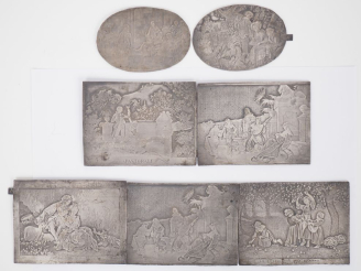 Vente aux enchères 7 différentes plaques en métal ciselé à décor de scènes galantes. Dim.