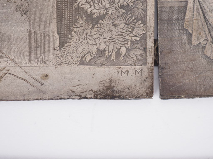 7 différentes plaques en métal ciselé à décor de scènes galantes. Dim.