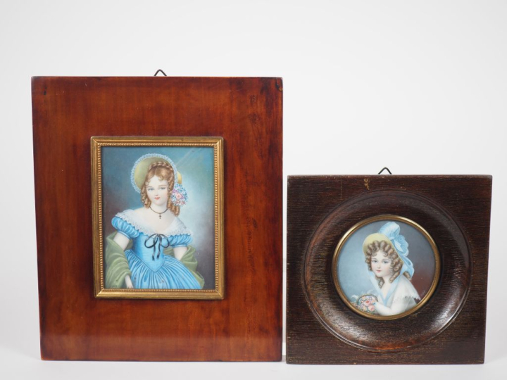 J. LERY. "Portraits de jeunes filles". Deux miniatures signées. Diam. 