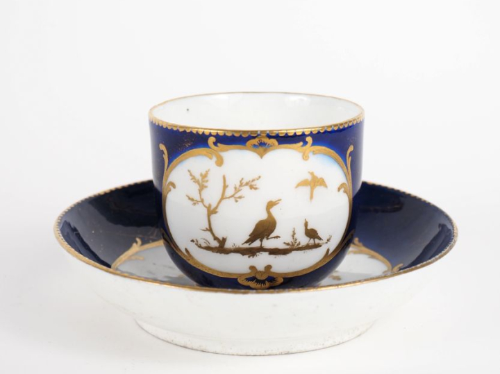 SEVRES (à la manière de). Tasse et sous tasse en porcelaine à décor do