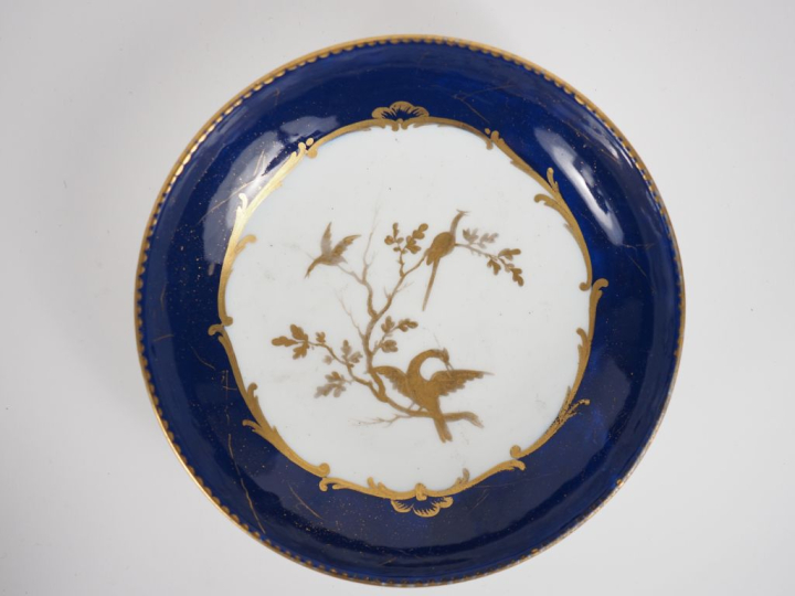 SEVRES (à la manière de). Tasse et sous tasse en porcelaine à décor do