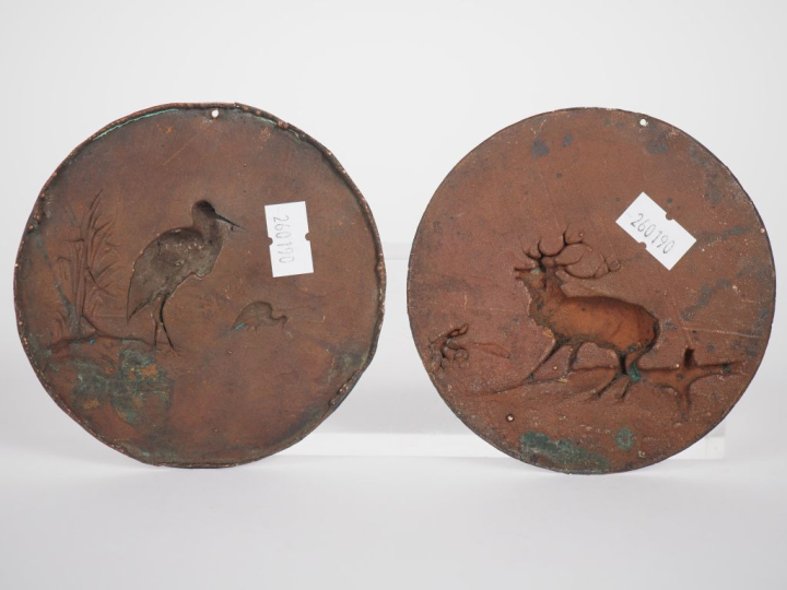 Paire de médaillons en métal patiné à décor d'échassiers. Diam. 10,5 c