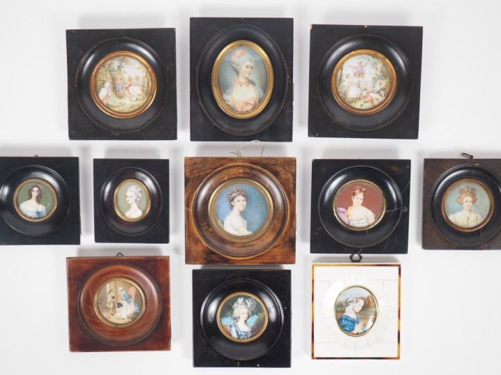 11 différentes minatures, "portraits". H. de 4,5 à 8 cm.