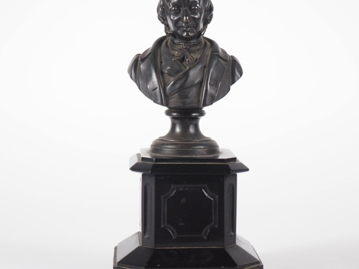 DEYRIEU. "Portrait d'homme". Sujet en régule patiné sur un socle en ma
