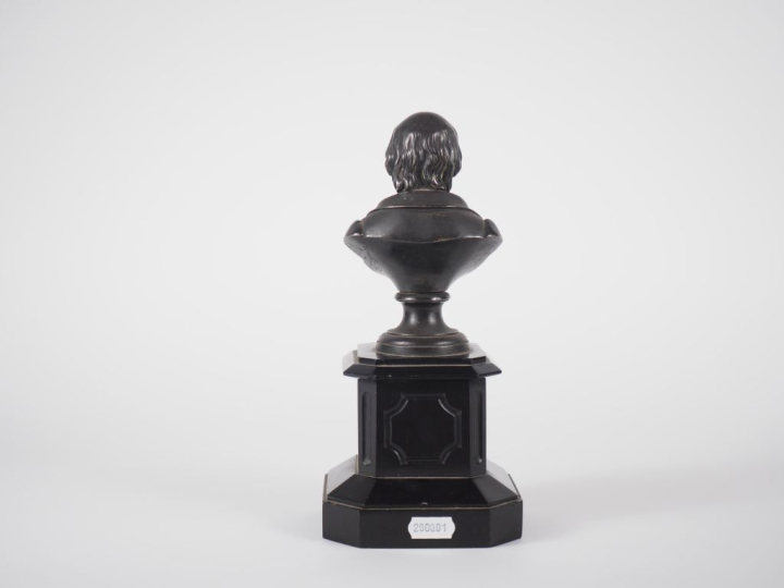 DEYRIEU. "Portrait d'homme". Sujet en régule patiné sur un socle en ma