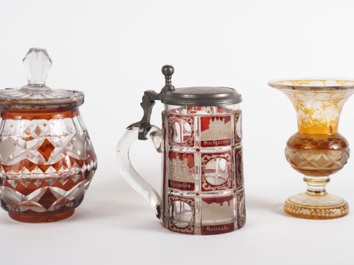Chope autrichienne en verre de Bohème bicolore à décor taillé et gravé