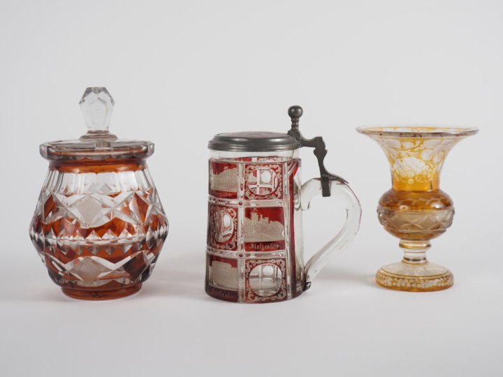 Chope autrichienne en verre de Bohème bicolore à décor taillé et gravé