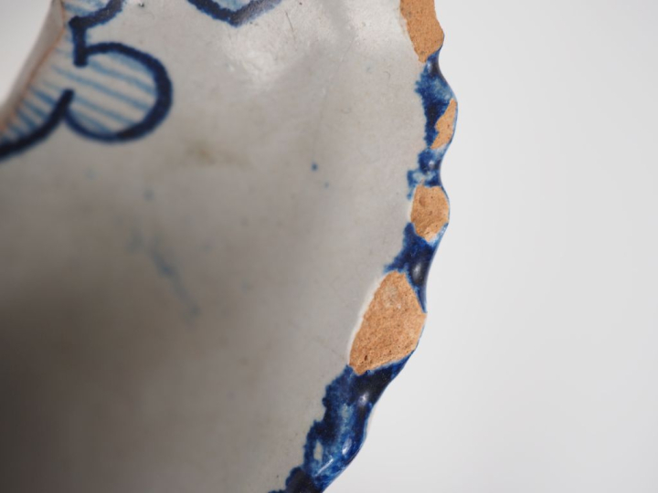 Paire de bouquetières en faïence de Quimper à décor de paysans. Signée