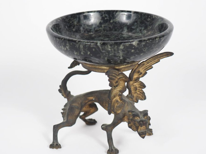 Baguier 1900 en marbre vert et régule doré figurant un satyre hurlant.