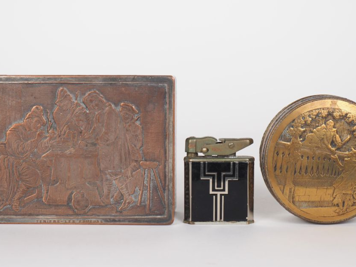 Deux différentes boîtes en métal argenté à décor de personnages. Dim. 