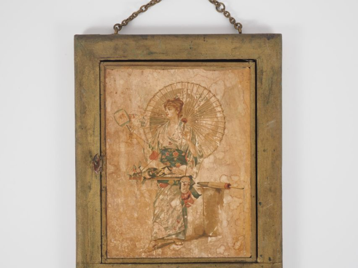 Miroir de toilette à décor en chromo de jeune filles. Dim. 33 x 27 cm.