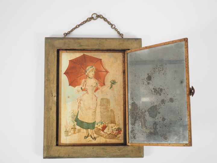 Miroir de toilette à décor en chromo de jeune filles. Dim. 33 x 27 cm.