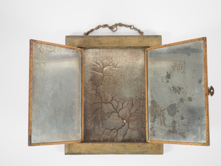 Miroir de toilette à décor en chromo de jeune filles. Dim. 33 x 27 cm.