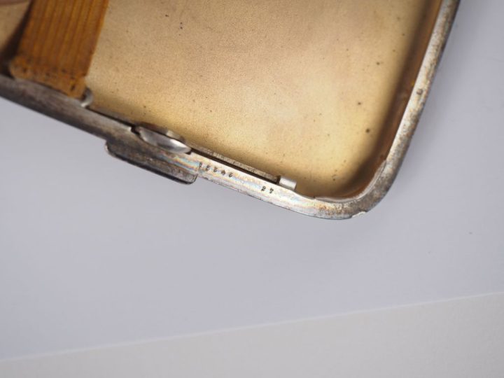 Etui à cigarettes de style Art Déco en argent. Dim. 8,5 x 11 cm.  On y