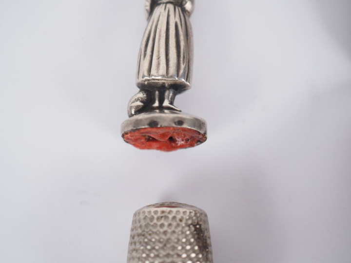 Etui à cigarettes de style Art Déco en argent. Dim. 8,5 x 11 cm.  On y