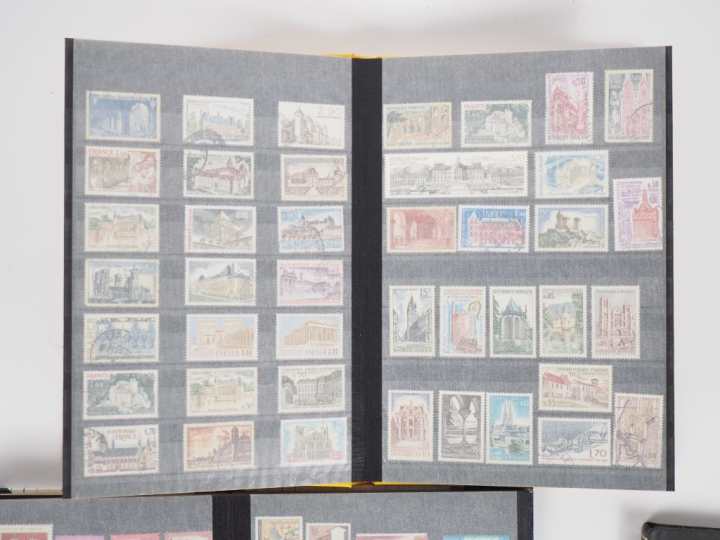 Collection de timbres dans trois albums.
