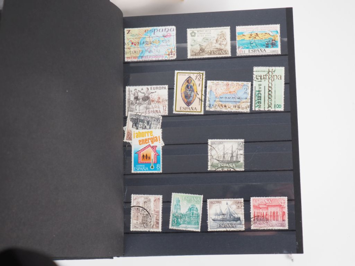 Collection de timbres dans trois albums.