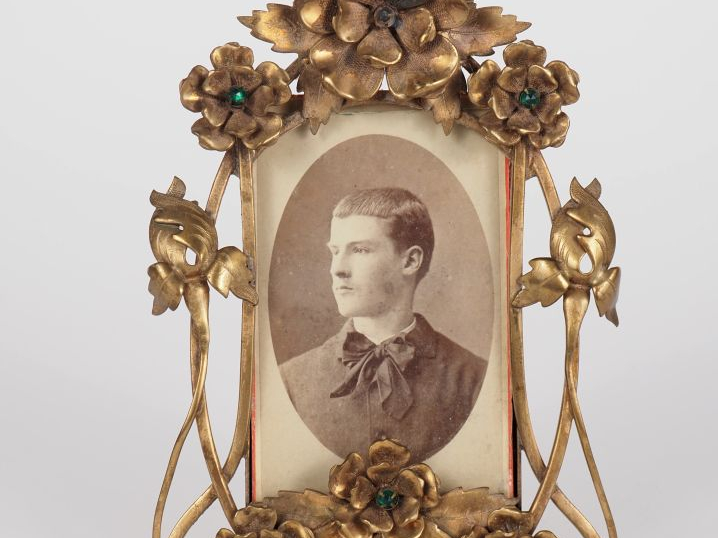 Cadre porte-photo 1900 en laiton et verroterie verte à décor de style 