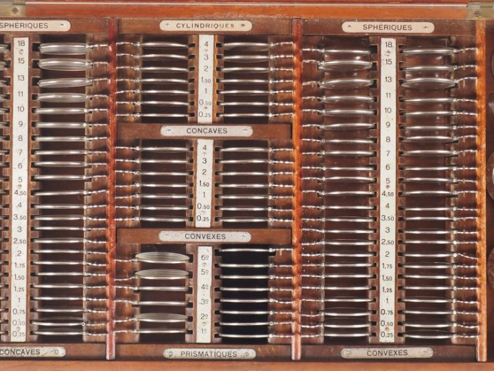 Coffret d'opticien en bois avec ses verres d'essai. Dim. 7 x 24 x 24 c