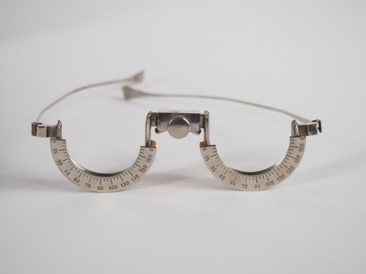 Coffret d'opticien en bois avec ses verres d'essai. Dim. 7 x 24 x 24 c