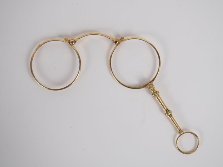 Binocles dépliantes en or jaune 750. Poinçonné. Poids. 15,7 g.