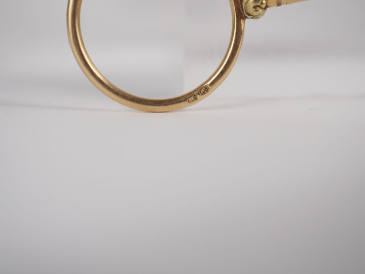 Binocles dépliantes en or jaune 750. Poinçonné. Poids. 15,7 g.