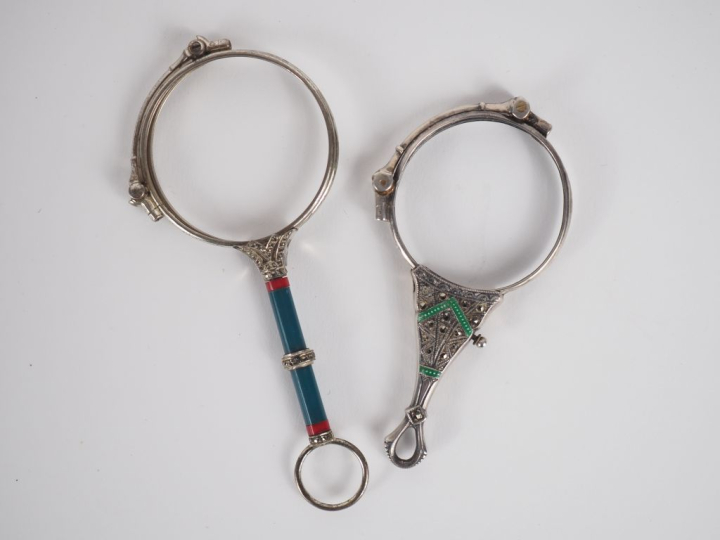 Deux binocles dépliantes de style Art Déco en argent, métal argenté et