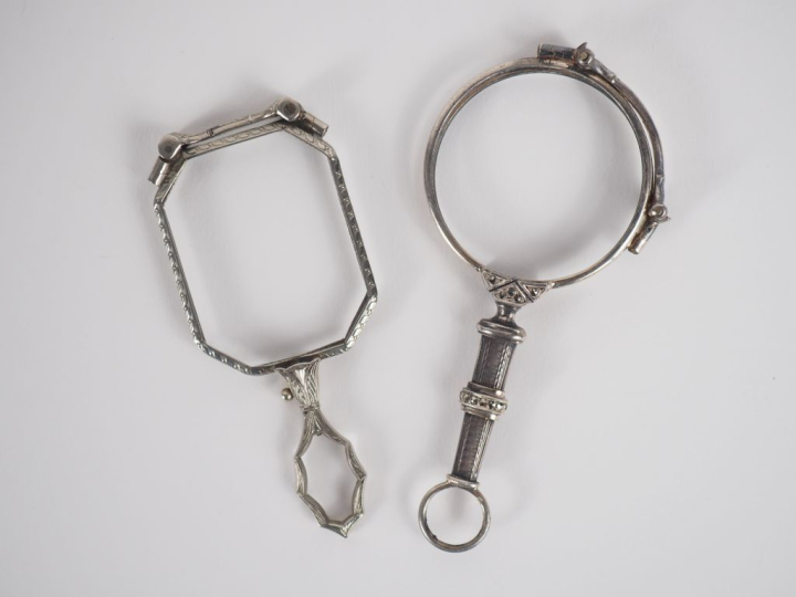 Deux binocles dépliantes en argent, métal argenté et strass.