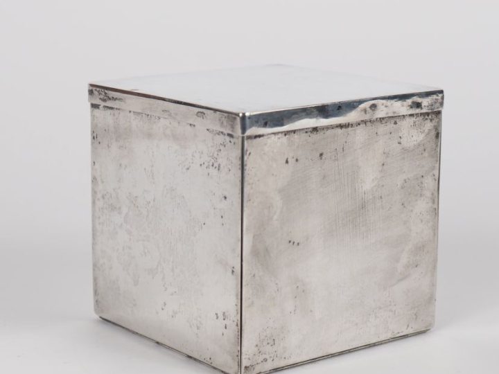 Cave à cigarettes Art  en argent et vermeil, couvercle réunissant quat