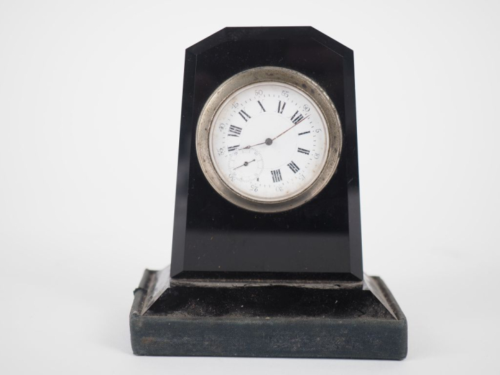 Pendulette de style Art Déco en marbre noir, cadran émaillé à chiffres