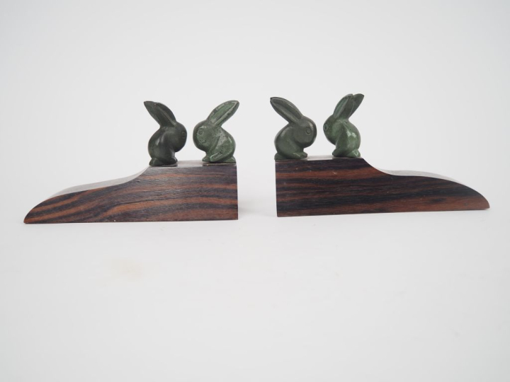 Paire de serre-livres de style Art Déco en bronze et bois à décor de l