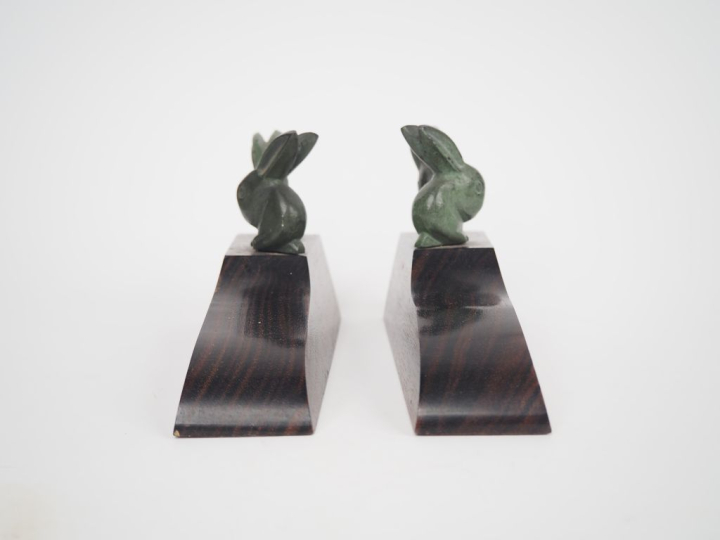 Paire de serre-livres de style Art Déco en bronze et bois à décor de l