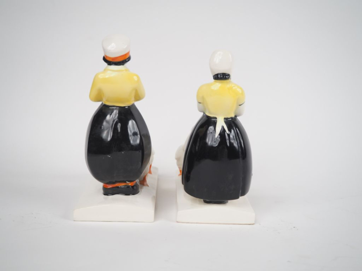 Paire de serre livres Art Déco en porcelaine polychrome en forme de je