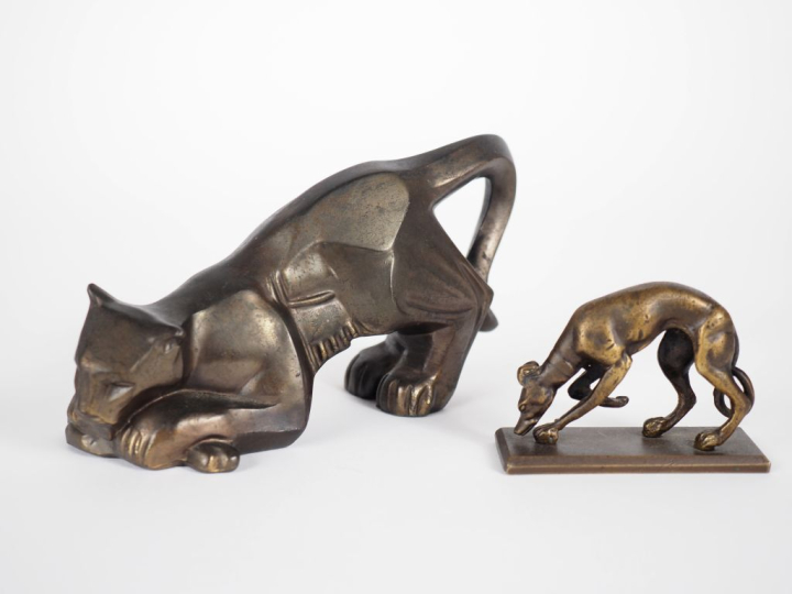 Sujet de style Art Déco en régule patiné, "félin et sa proie". Dim. 8 