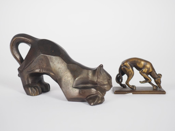 Sujet de style Art Déco en régule patiné, "félin et sa proie". Dim. 8 