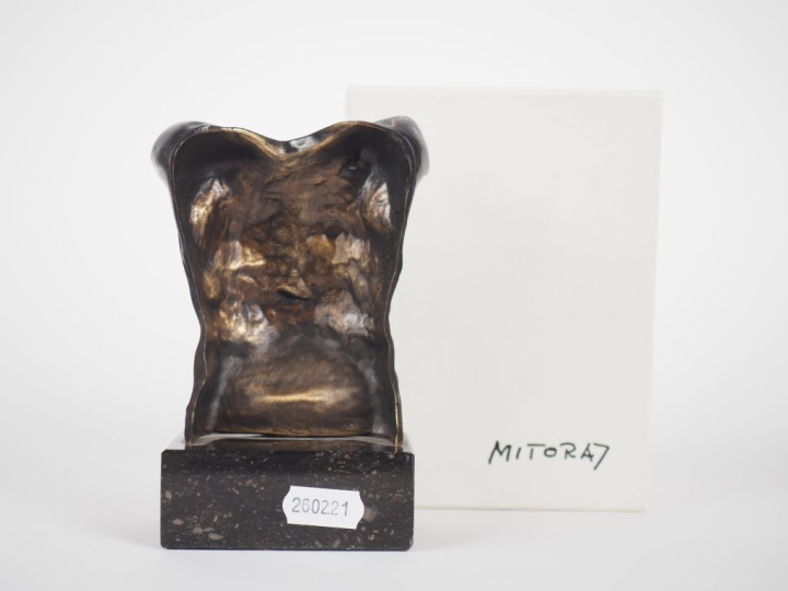 Igor MITORAJ. "Cuirasse II". Sujet en bronze socle en marbre, dans son