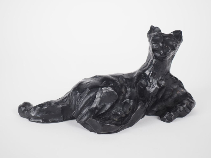 Henri ALBY. "Chat couché". Sujet en bronze à patine noire. Signé et nu