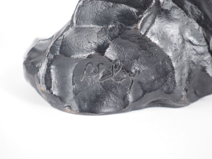 Henri ALBY. "Chat couché". Sujet en bronze à patine noire. Signé et nu