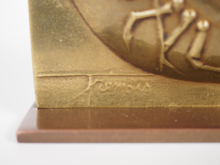 Pierre-Yves TREMOIS. "Profil". Plaque en bronze signée en bas à gauche