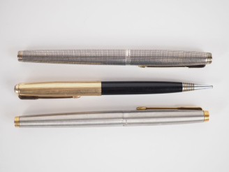 Vente aux enchères PARKER. Stylo à bille et deux stylos plumes (plumes en or jaune 750). 