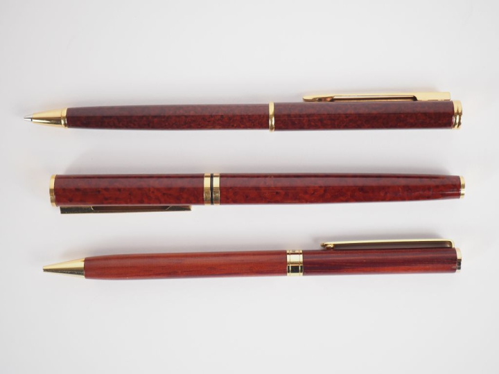 WATERMAN. Ensemble comprenant deux stylos bille et un stylo plume (plu